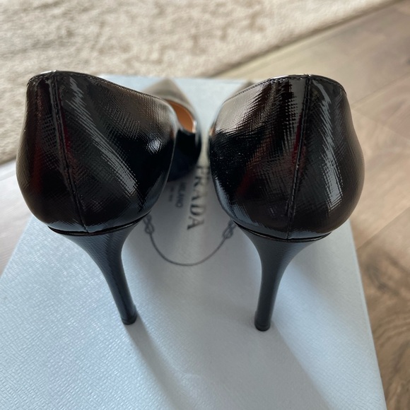 Prada Pointed Toe Saffiano Pump In Nero - Picture 5 of 7